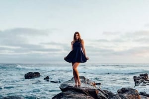 Das kurze Trägerkleid lässt sich vielseitig kombinieren