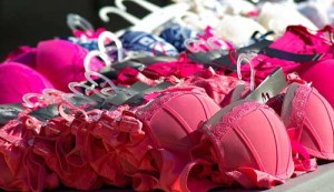 Klebe BH’s sind im Sommer den üblichen BHs überlegen
