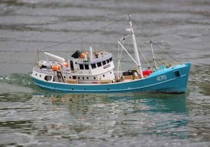 Ein ferngesteuertes Boot lässt das Spiele-Herz von Groß und Klein am Strand hoch schlagen