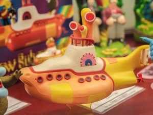 Bunte Spielzeugboote bringen auf jedem Gewässer Spaß