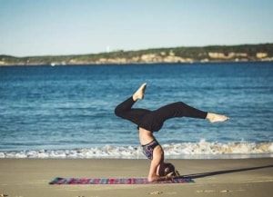 Die richtige Yogakleidung ist wichtig für die nötige Bewegungsfreiheit 