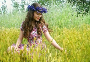 Eine Sommerfrisur mit Locken kann verzaubern