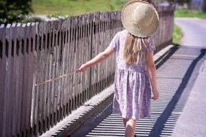 Süße luftige Sommerkleider lieben die Mädchen an Sommertagen