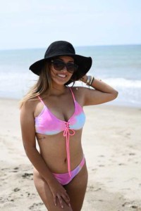 Frau mit Flower Power Bikini und Sonnenbrille