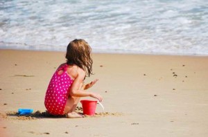 Mädchen am Strand im Badeanzug