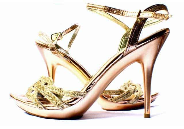 Sandalen mit Strass und Absatz