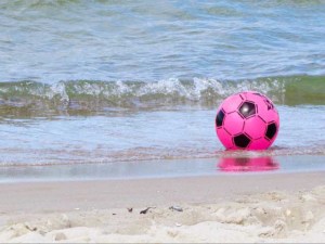 Ein Ball am Strand - für Kinder mit Bewegungsdrang
