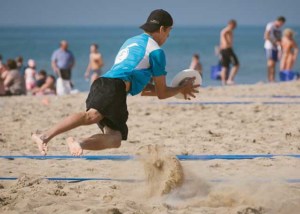 Beim Sport am Strand ist UV-Bekleidung wichtig