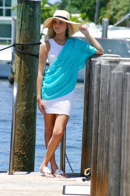 Frau mit gebundenen Strandtuch und Hut