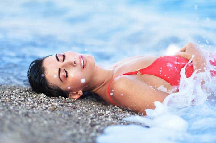Frau beim Baden mit rotem Badeanzug Frau beim Baden mit rotem Badeanzug