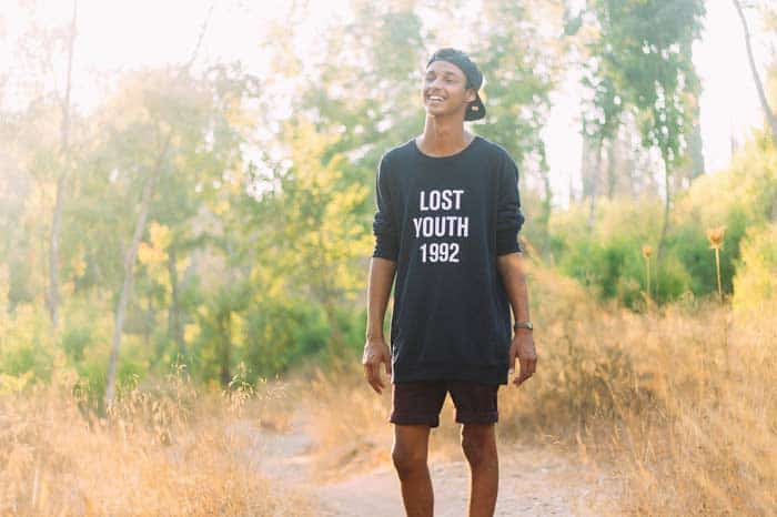 T-Shirt mit Spruch beim jungen Mann T-Shirt mit Spruch beim jungen Mann