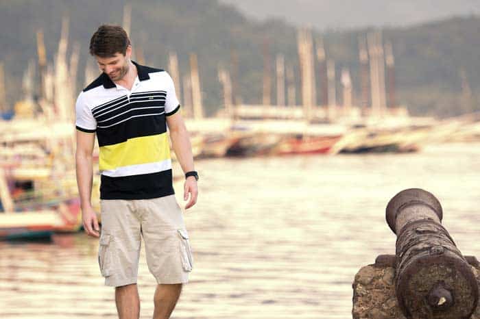 Mann vor Hafen mit Cargo Shorts