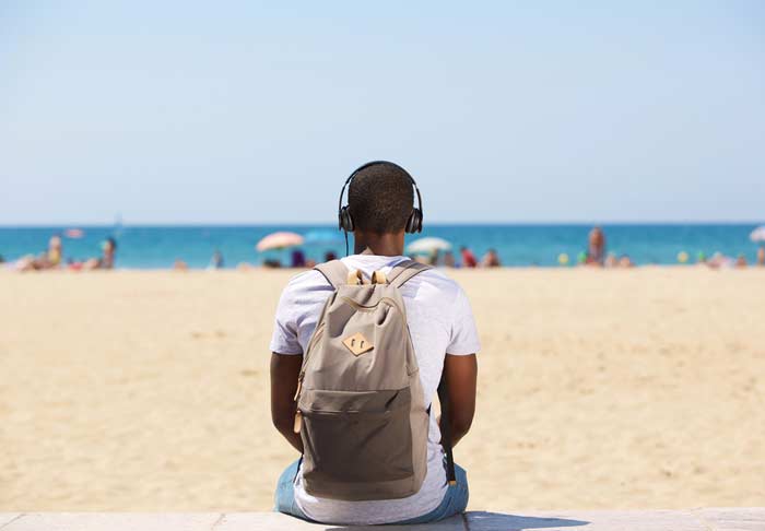 Mit dem Herrenrucksack an den Strand (de.depositphotos.com)