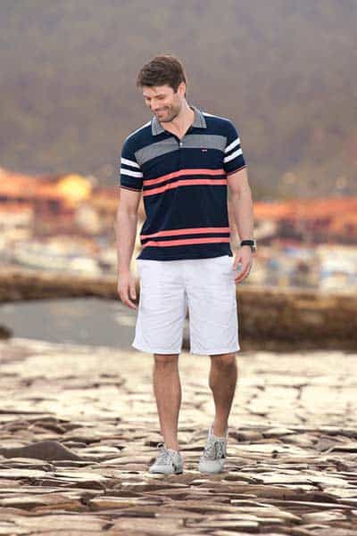 Mann mit Sommer-Short und Shirt