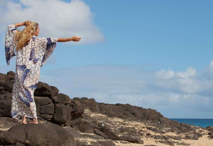 Ein eleganter langer Strandkimono (depositphotos.com)