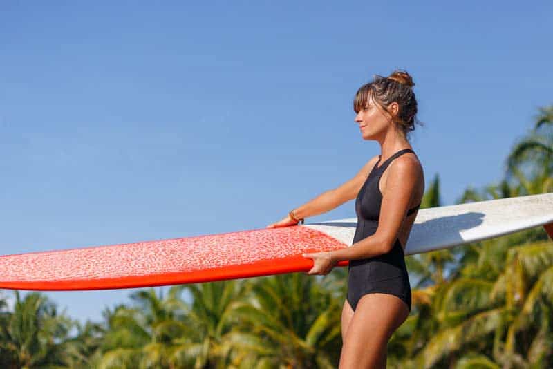 Ein sportlicher Surfer Badeanzug (depositphotos.com)