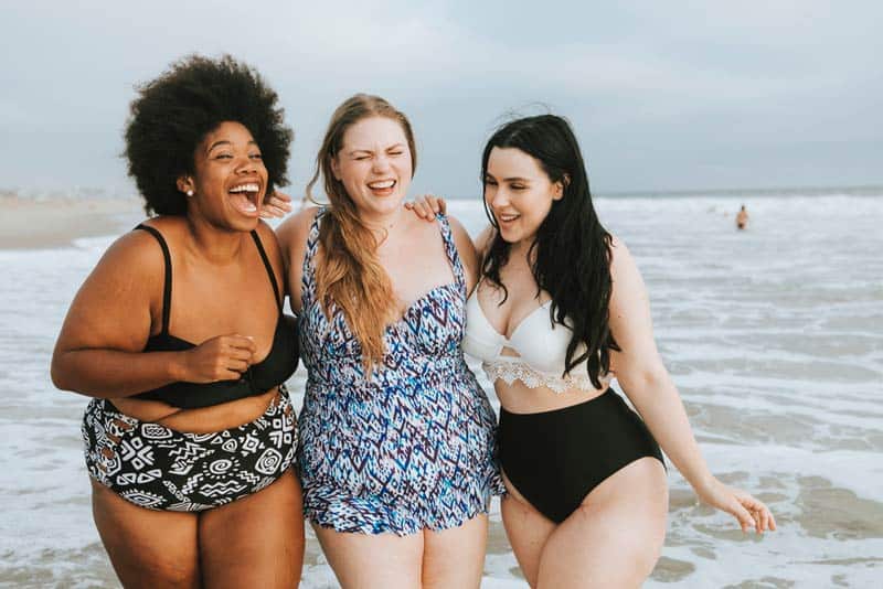 Mit Tankini Spaß am Strand auch für Mollige (depositphotos.com)