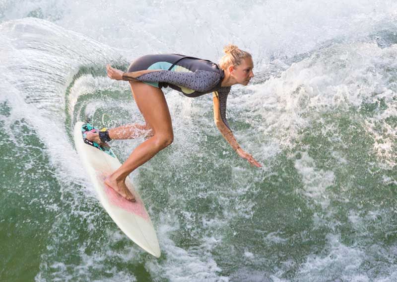 Ein Neopren Badeanzug hält den Körper warm (depositphotos.com)